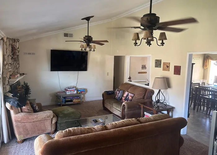 Peaceful & Cozy 3 Bedroom Ranch-Home W/Fireplace